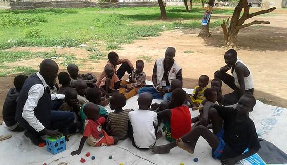 221102_WarChild_South Sudan_John Garang Nhail at the field supporting children.jpg
