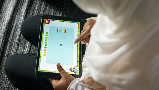 Meisje in Libanon krijgt onderwijs op afstand met behulp van educatieve spellen op tablets Can't Wait to Learn_War Child_200802